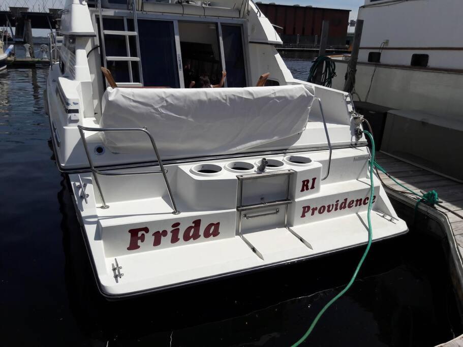 Yacht Stay Providence Marina ภายนอก รูปภาพ