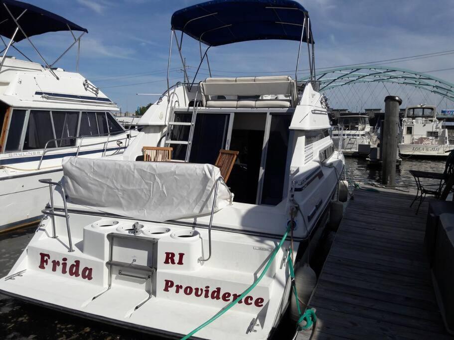 Yacht Stay Providence Marina ภายนอก รูปภาพ